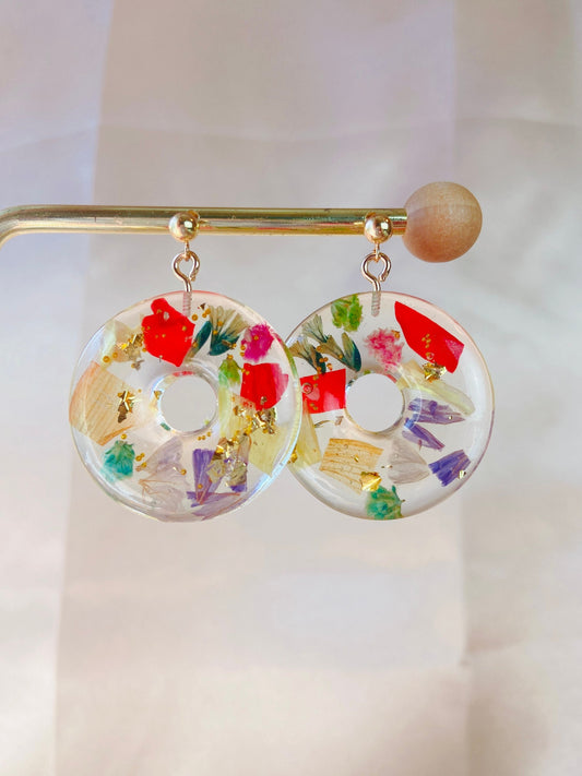 Christmas wreath earrings, Dried flower handmade resin earrings, Pressed daisy hoop earrings, Real flower earrings, Hypoallergenic earrings
